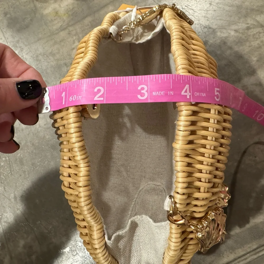 Tommy Bahama Chic Woven Tan shell Clutch with Gold seashell  Chain! Cute& unique - Picture 3 of 9